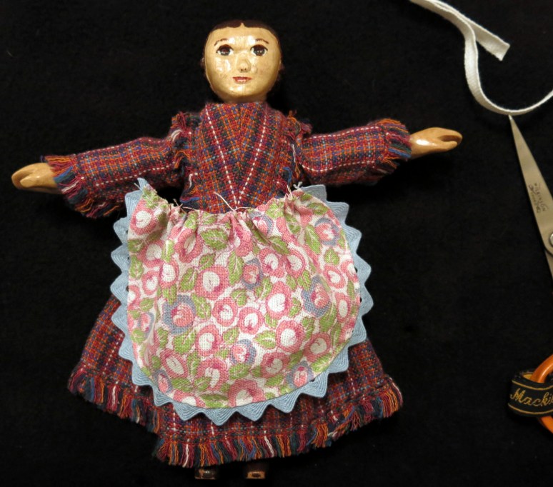 Fit the apron to your doll